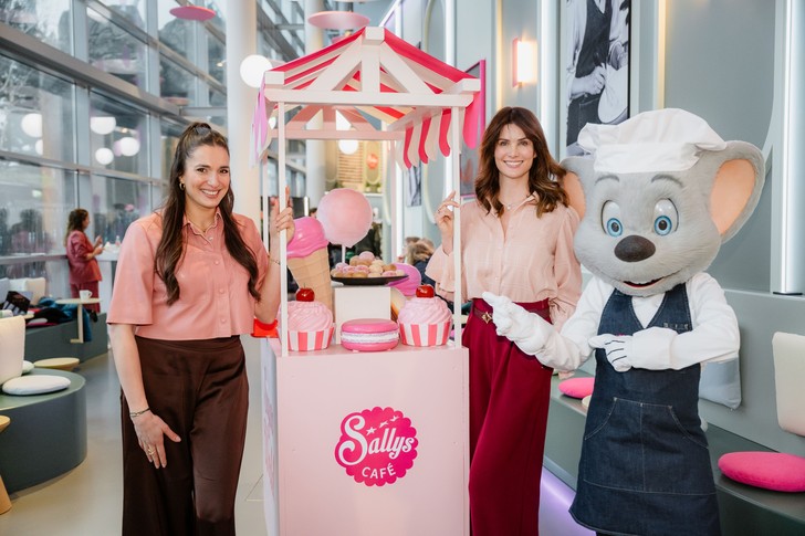 Sally und Miriam Mack in Sallys Café im Europa-Park