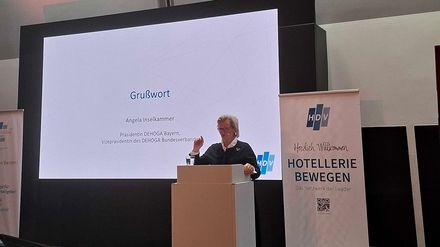 Angela Inselkammer spricht bei der HDV-Frühjahrstagung 2026 im Leonardo Royal Hotel München vor den Teilnehmern.