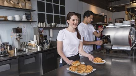Kellnerin in einem Cafe