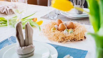 Gedeckter Tisch mit Osterdekoration