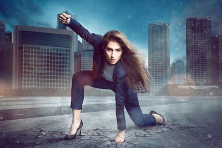 Frau in Superhelden-Pose