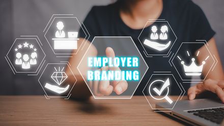 Hand berührt Symbol für Employer Branding auf digitalem Bildschirm