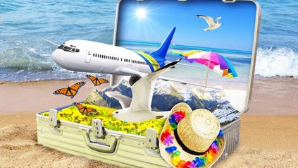 Ein geöffneter Koffer an einem Strand aus dem ein Flugzeug, eine Möwe und ein Sonnenhut fliegen