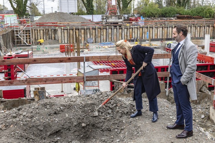 Sven J. Köllmann und Dr. Claudia Alfons vergraben die Zeitkapsel.