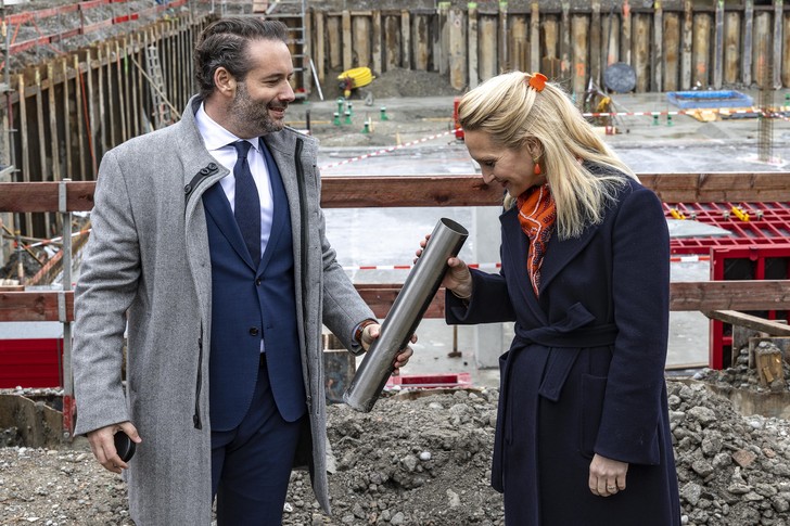 Sven J. Köllmann und Dr. Claudia Alfons füllen die Zeitkapsel.