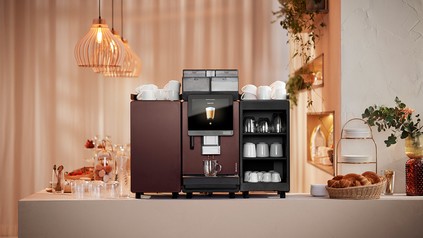 Professionelle Kaffeemaschine der Franke A-Linie in modernem Design bei der Zubereitung von Kaffeespezialitäten