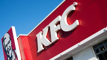 Das Logo von Kentucky Fried Chicken (KFC) an einer Restaurantfassade
