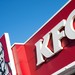 Das Logo von Kentucky Fried Chicken (KFC) an einer Restaurantfassade