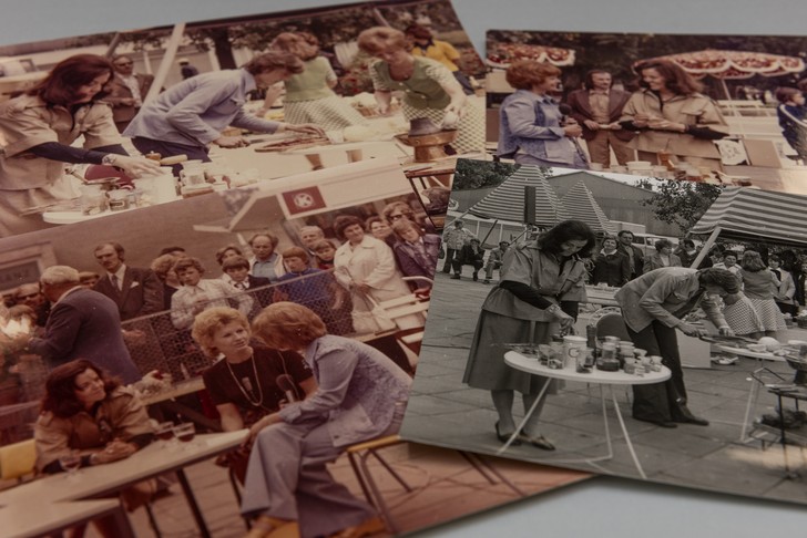 Der Nachlass enthält auch zahlreiche Fotografien von Veranstaltungen etc.