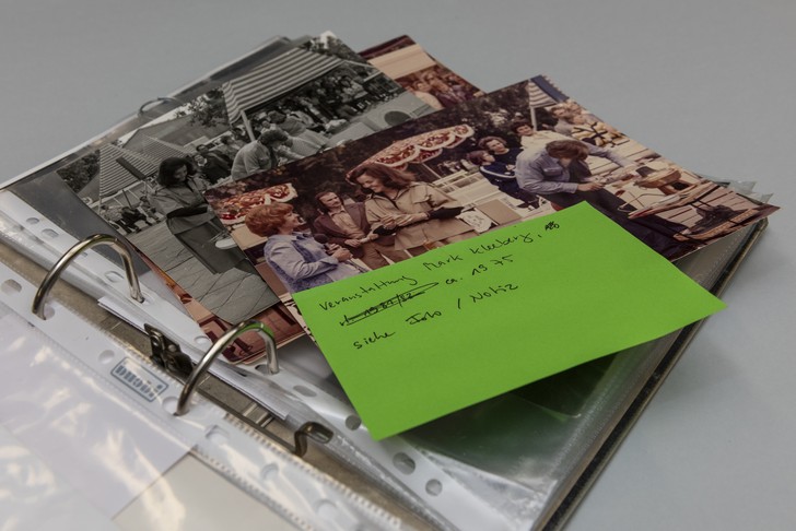 Der Nachlass enthält auch zahlreiche Fotografien von Veranstaltungen etc.