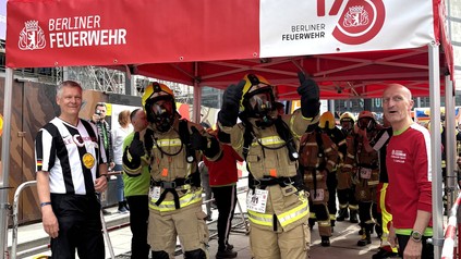 In voller Feuerwehr-Montur an den Start