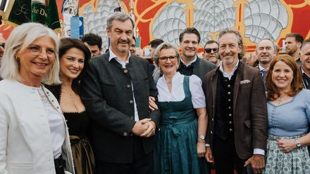 Arbeitsministerin Ulrike Scharf, Tourismusministerin Michaela Kaniber, Ministerpräsident Dr. Markus Söder, „Dehoga Bayern“-Präsidentin Angela Inselkammer, Landesgeschäftsführer Dr. Thomas Geppert, Präsidiumsmitglied Ralf Barthelmes, Vizepräsident Thomas Förster, Wirtschaftsminister Hubert Aiwanger sowie Michaela Schmitz-Guggenbichler, Vorsitzende des Fachbereichs Gastronomie