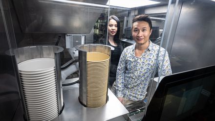 Thu Dinh und ihr Mann Hung Quach stehen in den Küche ihres vietnamesischen Restaurants „Vipho“