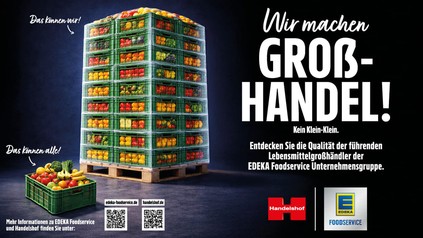 Gestapeltes Palettenregal mit grünen Kisten voller Obst und Gemüse, daneben Slogan zum Großhandel der EDEKA Foodservice Unternehmensgruppe