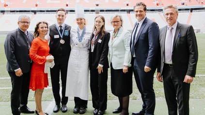 2. Vizepräsident DEHOGA Bayern Andreas Brunner, Geschäftsführerin DEHOGA Bundesverband Jana Schimke, Luca Paolo Scimia (Fachmann für Restaurants- und Veranstaltungsgastronomie), Annabell König (Köchin), Monja Sayer (Hotelfachfrau), DEHOGA Bayern-Präsidentin Angela Inselkammer, DEHOGA Bayern-Landesgeschäftsführer Dr. Thomas Geppert, Wettkampfleiter und Vorsitzender des Berufsbildungsausschusses Hans Schneider