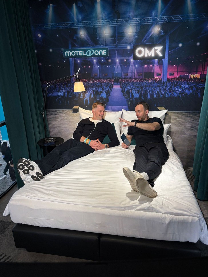 Daniel Müller mit mit OMR-Gründer Philipp Westermeyer bei den "Pillow Talks"