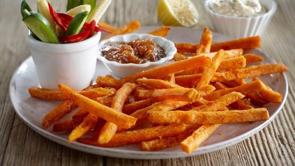 Pommes mit Dip auf Teller