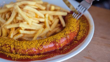 Currywurst mit Pommes