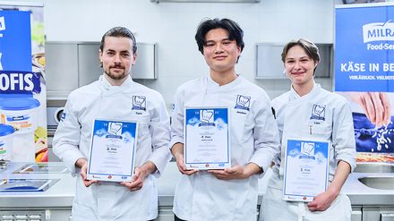 Die drei Erstplatzierten des Milram Cup 2026 stehen mit ihren Urkunden nebeneinander.
