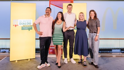 Vertreterinnen von Bündnis 90/Die Grünen, Junge Union, Jusos und Rapper Eko Fresh beim Burger Dialog in Berlin