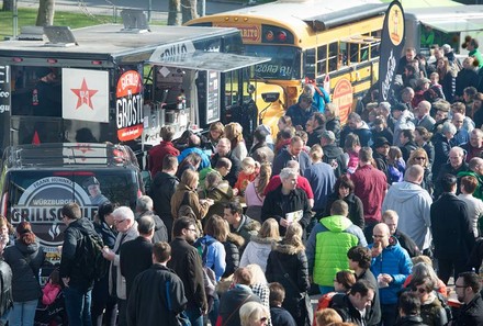 Menschenmenge vor Imbissbude