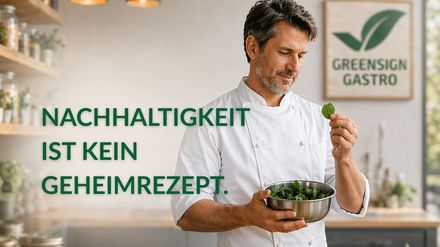 Koch hält in einer Küche eine Schüssel mit grünen Blättern in der Hand; daneben steht der Schriftzug „Nachhaltigkeit ist kein Geheimrezept“.