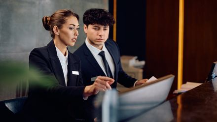 Zwei Hotelmitarbeiter an der Rezeption
