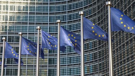 Europafahnen vor der EU-Kommission Brüssel