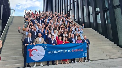 Gruppenfoto aller Teilnehmer des Partnertreffens von Fair Job Hotels am 10. Juni 2026 auf der großen Treppe des Hyatt Regency Düsseldorf