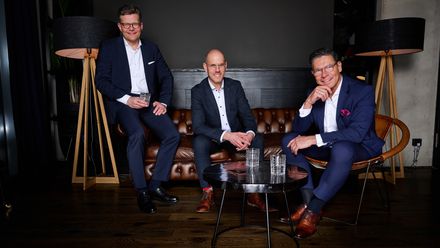 Marcus Smola (Vorstandsvorsitzender der DEHAG Hospitality Group und CEO BWH Hotels Central Europe), Alexander Kühnlein (Chief Financial Officer der DEHAG Hospitality Group) und Jochen Oehler (CMO der DEHAG Hospitality Group und CEO progros)