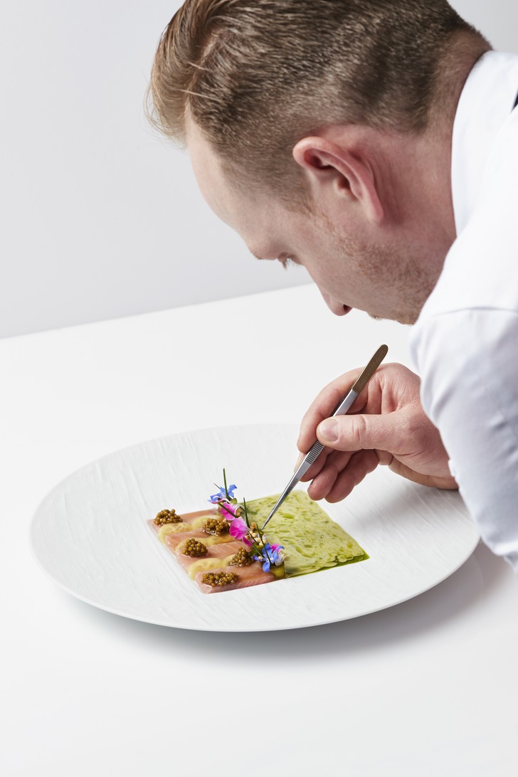 Jonas Zörner beim Anrichten