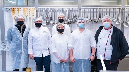 (v.r.n.l.:) Der Betriebsleiter Zentralküche Universitätsklinikum Bonn Christopher Nawroth, die Auszubildenden Michael, Vanessa und Nicklas, Matthias Pietsch, Küchenchef La Redoute & Redüttchen, sowie Christoph von Borries, Geschäftsführender Gesellschafter La Redoute & Redüttchen