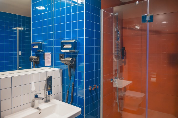 Badezimmer im Meininger Hotel Barcelona Fira Gran Via