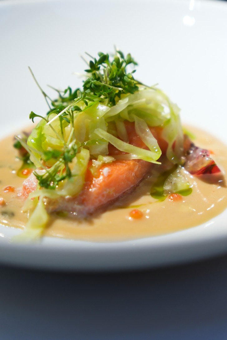Lachsforelle, Weißweinkaviarsauce und Spitzkohlsalat