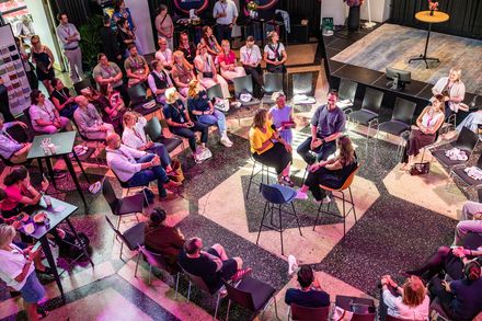 Teilnehmer diskutieren beim UPNXT Hospitality Festival 2026 in einer Fishbowl über Digitalisierung, Leadership und das Zusammenspiel von Mensch und Technologie.