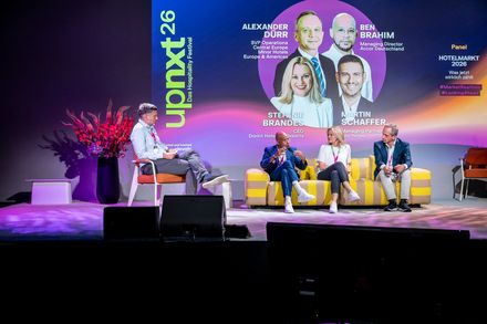 Martin Schaffer, Stefanie Brandes, Ben Brahim und Alexander Dürr diskutieren beim UPNXT Hospitality Festival 2026 auf dem Hotelmarkt-Panel über Wachstum, Profitabilität und Zukunftsstrategien.