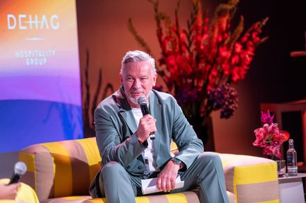 Otto Steiner spricht beim UPNXT Hospitality Festival 2026 darüber, was Hospitality von erfolgreichen Shows und Live-Erlebnissen lernen kann.