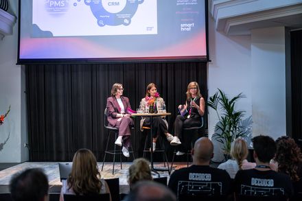 Franziska Dingel von Smart Host sowie Kassandra Weber und Laura Reusche von Lerch Genusswelten sprechen beim UPNXT Hospitality Festival 2026 über Gästedaten und Segmentierung.