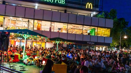 300 Fans bei der Pyjama Watch Party zur Fußball-WM 2026 von McDonald's