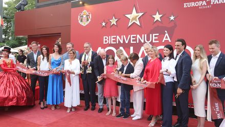 Die Fürstenfamilien von Monaco durchschneidet zur Einweihung des Themenbereichs Monaco im Europapark ein Band.