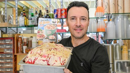 Giuseppe Cimino präsentiert sein Spaghetti-Eis mit echten Nudeln