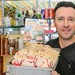 Giuseppe Cimino präsentiert sein Spaghetti-Eis mit echten Nudeln