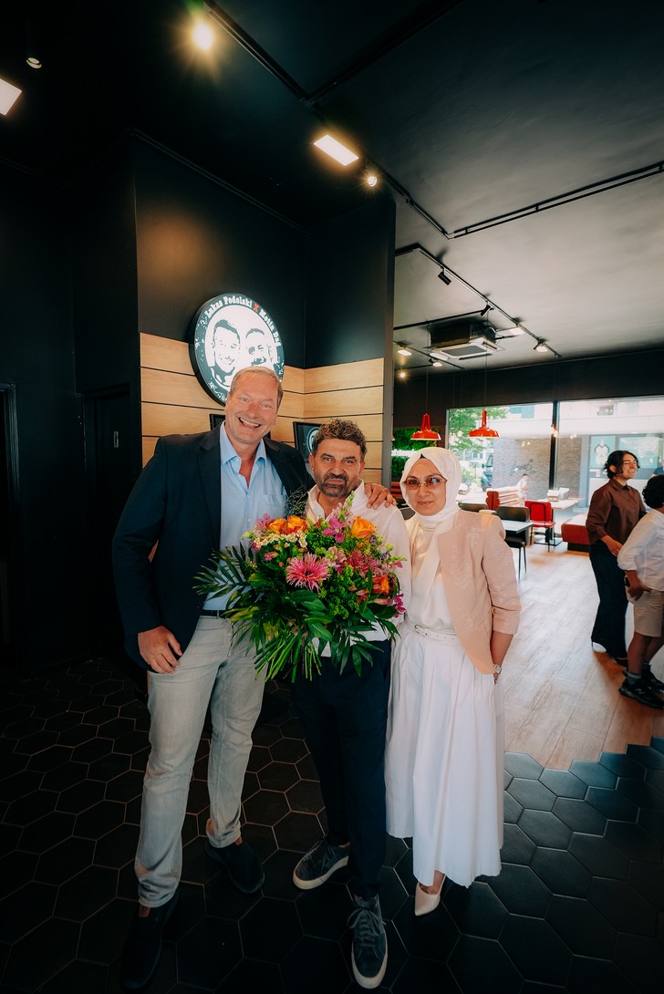 Managing Director Marco Schepers, Franchise-Partner Selcuk Özduran mit seiner Frau Tülay Özduran