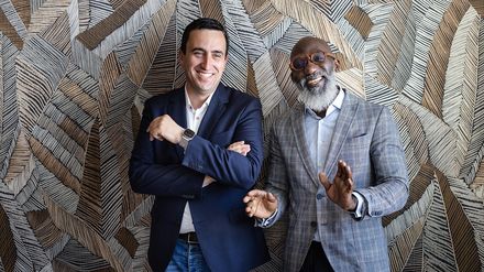 Atlantic-Hoteldirektor Manuel Slapnig und Bar-Manager Mo Kaba im Porträt