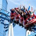 Fahrgäste fahren mit erhobenen Armen in der Euro-Mir-Achterbahn im Europa-Park.