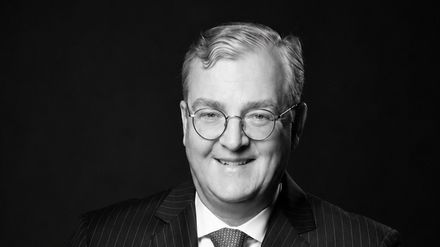 Porträt von Martin R. Smura, Chairman der Grand Metropolitan Hotels Group