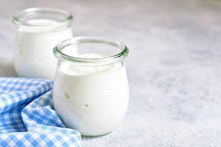 Zwei Gläser mit Skyr