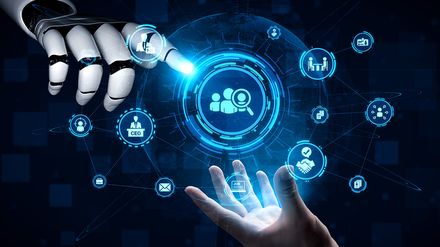 Eine Roboterhand und eine menschliche Hand bedienen eine digitale Recruiting-Oberfläche mit Symbolen für Bewerberauswahl, Lebensläufe und Einstellungen.
