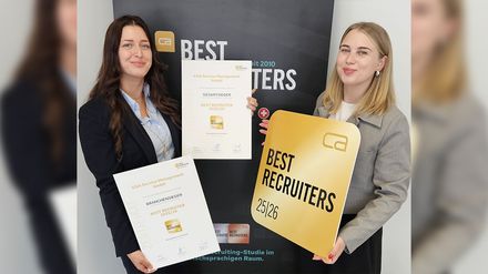Personalleiterin Viktoria Kaiser (links) und Employer Branding Managerin Katrin Albrecht bei der Best Recruiters-Auszeichnung in Düsseldorf.