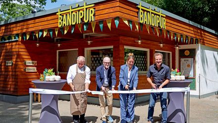 Offizielles Ribbon Cutting zur Eröffnung